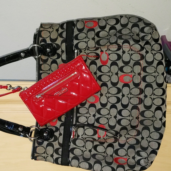 COACH BAG AND WRISTLET LARGE SHOULDER BAG BRAND NEW RED WRISTLET - Picture 1 of 4